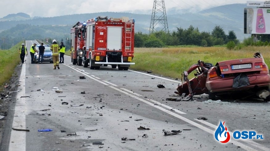 Czołowe zderzenie samochodu z ciężarówką. Zginął 29-latek, pasażerka jest ranna. OSP Ochotnicza Straż Pożarna