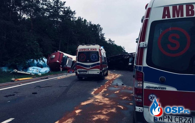 Groźny wypadek na DK 7. Zderzyły się 3 ciężarówki i samochód osobowy. OSP Ochotnicza Straż Pożarna