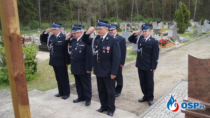 Oddanie hołdu zmarłym strażakom na cmentarzu w Bińczu. OSP Ochotnicza Straż Pożarna