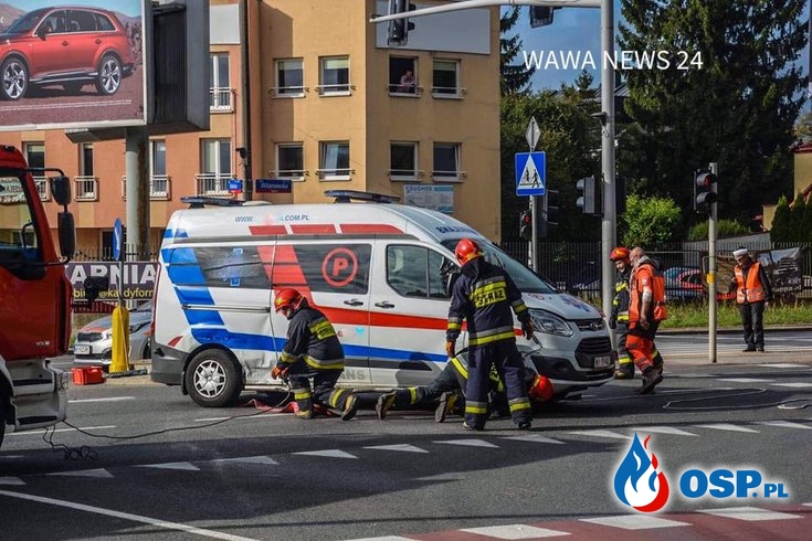 Wypadek karetki jadącej na sygnale. Ambulans przewrócił się na bok. OSP Ochotnicza Straż Pożarna