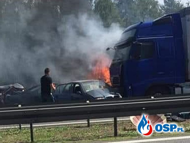 Pięcioosobowa rodzina zginęła w tragicznym wypadku pod Szczecinem. Nowe fakty po karambolu na A6. OSP Ochotnicza Straż Pożarna