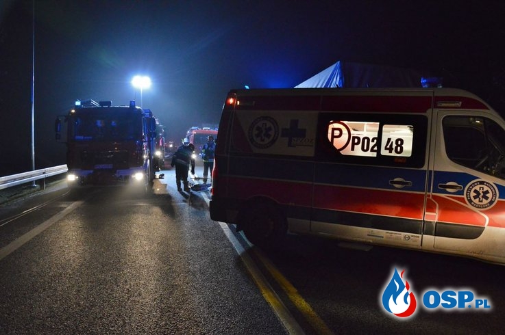 Bus wjechał w tył ciężarówki. Kierowca auta dostawczego zmarł w szpitalu. OSP Ochotnicza Straż Pożarna