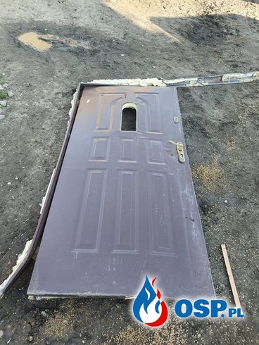 Wybuch gazu w Kosztowie. Eksplozja zniszczyła drzwi i okna. OSP Ochotnicza Straż Pożarna