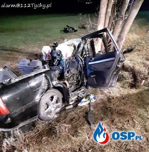 Audi zapaliło się po zderzeniu z drzewem. Zginął młody mężczyzna, drugi walczy o życie. OSP Ochotnicza Straż Pożarna