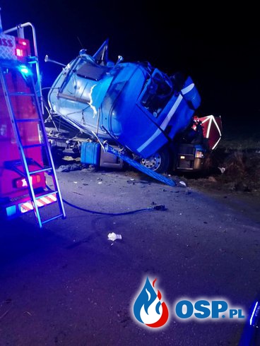 Kierowca ciężarówki zginął w wypadku. Pojazd uderzył w drzewo. OSP Ochotnicza Straż Pożarna