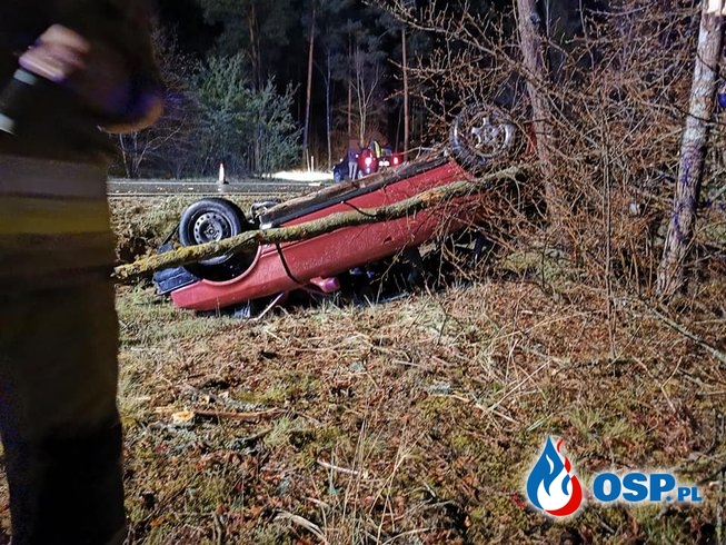 Tragiczny wypadek podczas wyprzedzania. Auto uderzyło w drzewa i dachowało. OSP Ochotnicza Straż Pożarna