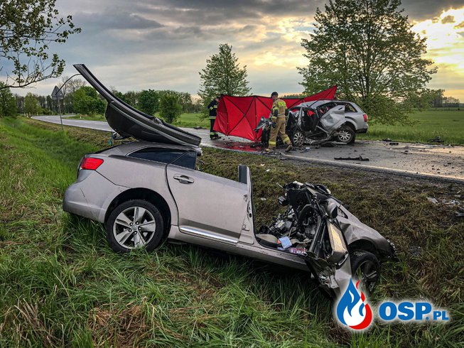 Dwóch kierowców zginęło w czołowym zderzeniu. Tragiczny wypadek pod Choszcznem. OSP Ochotnicza Straż Pożarna