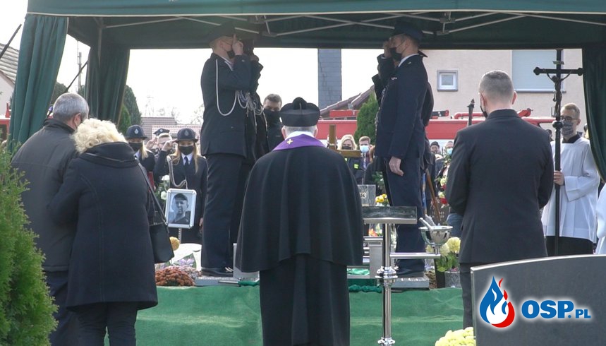 "To był najlepszy chłop w mojej jednostce". Pogrzeb strażaka OSP, który zginął w drodze na alarm. OSP Ochotnicza Straż Pożarna