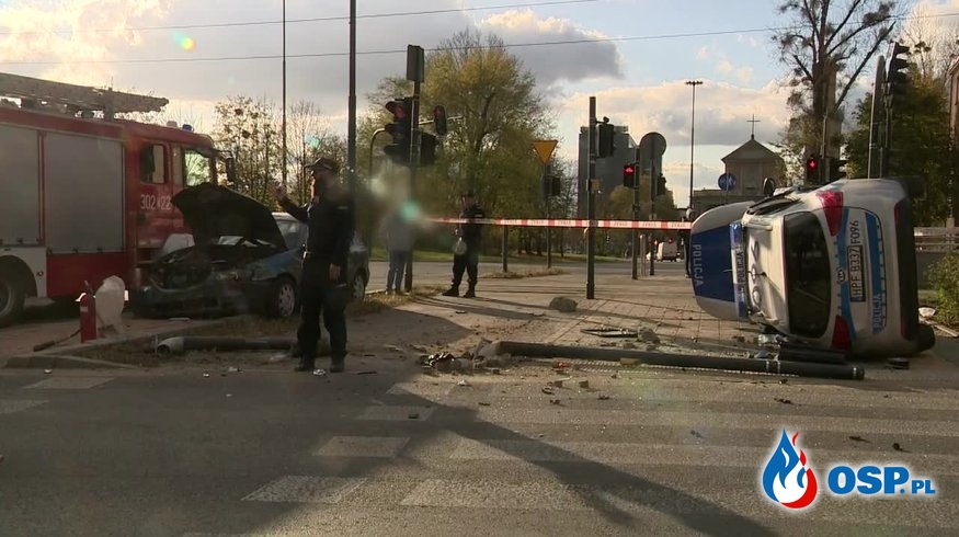 Wypadek policyjnego radiowozu w centrum Łodzi. Trzy osoby trafiły do szpitala. OSP Ochotnicza Straż Pożarna