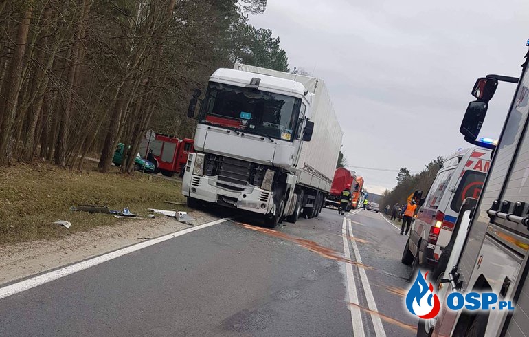 Czołowy wypadek osobówki z samochodem ciężarowym na DK51. OSP Ochotnicza Straż Pożarna