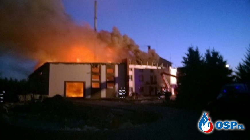 24 zastępy strażaków gasiły pożar garbarni. Zawalił się dach. OSP Ochotnicza Straż Pożarna