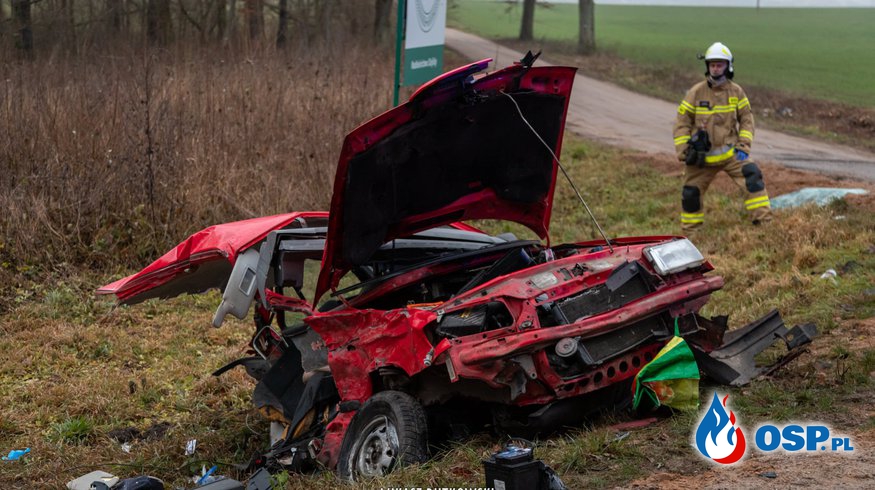 Skoda rozpadła się po zderzeniu z BMW. Dwie osoby zginęły na miejscu. OSP Ochotnicza Straż Pożarna