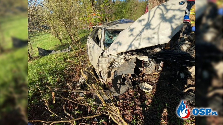 BMW uderzyło w kilka drzew, ostatnie wbiło się do środka samochodu OSP Ochotnicza Straż Pożarna