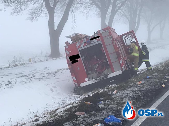 Wóz strażacki w drodze do kolizji uderzył w samochód osobowy i wpadł do rowu. OSP Ochotnicza Straż Pożarna