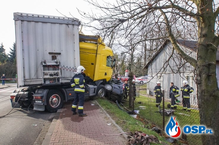 Zignorował znak "Stop" i zginął. Ciężarówka zmiażdżyła auto pod Bełchatowem. OSP Ochotnicza Straż Pożarna