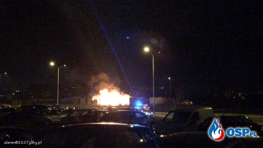 Spłonęły naczepy ciężarówek. Pożar w bazie transportowej w Tychach. OSP Ochotnicza Straż Pożarna