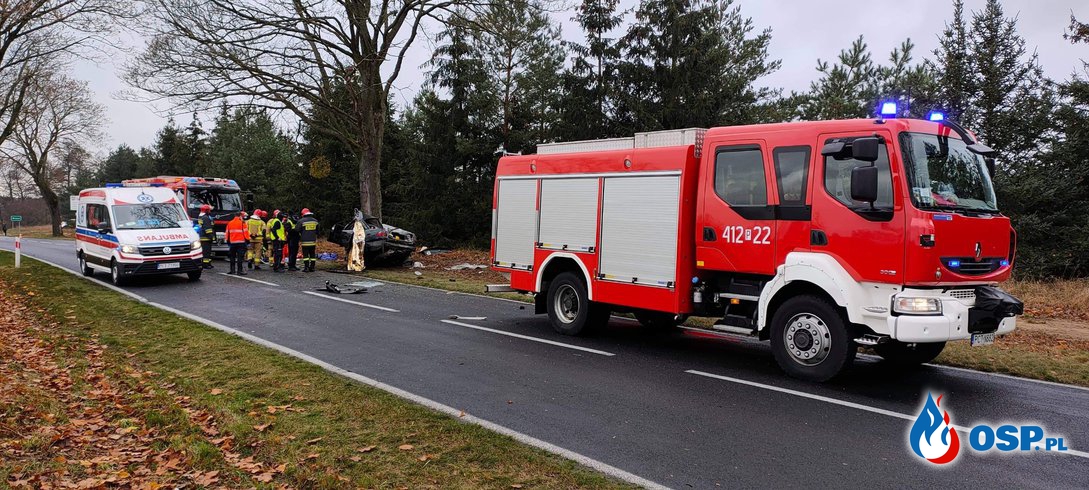 Auto owinęło się wokół drzewa, 24-latek nie miał szans na przeżycie OSP Ochotnicza Straż Pożarna