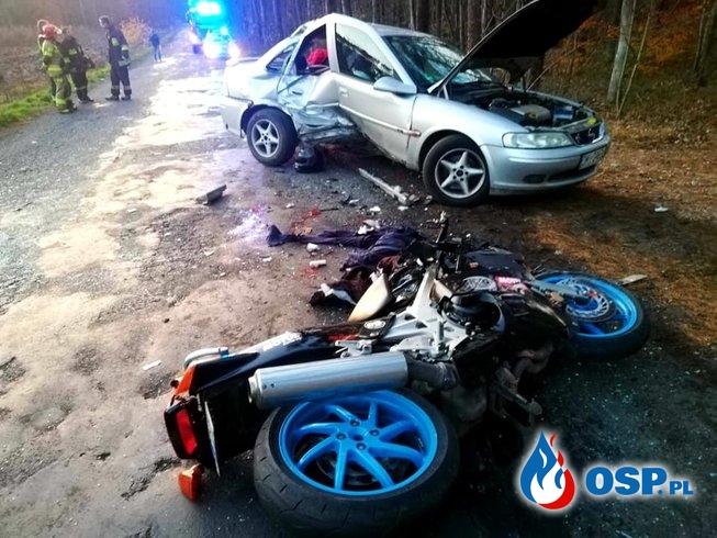 Motocykl wbił się w bok samochodu. Jedna osoba zginęła. OSP Ochotnicza Straż Pożarna