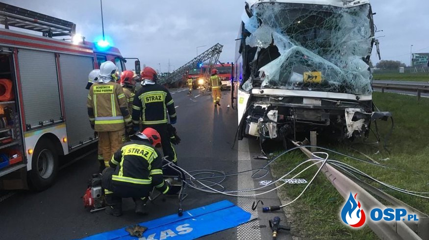 Groźne zderzenie autobusu z traktorem pod Poznaniem. Jedna osoba w szpitalu. OSP Ochotnicza Straż Pożarna