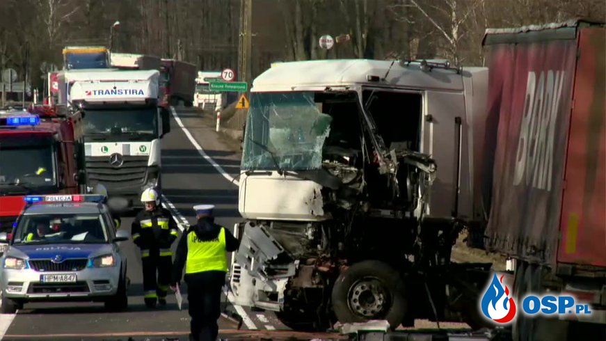 Wypadek dwóch ciężarówek i samochodu osobowego na Podlasiu. OSP Ochotnicza Straż Pożarna