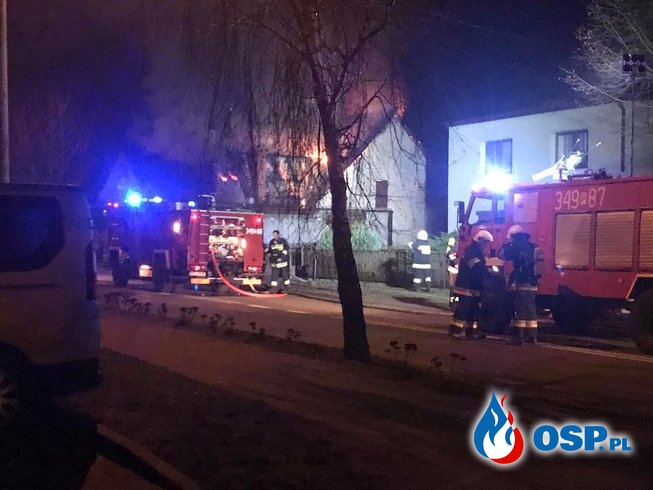 Nocny pożar domu w Zbiersku Cukrowni. W akcji 9 zastępów strażaków. OSP Ochotnicza Straż Pożarna