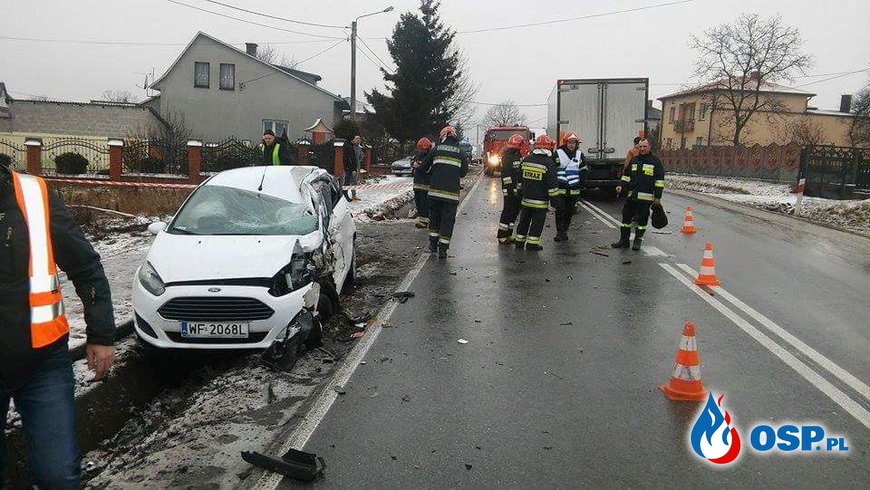 Zderzenie samochodu ciężarowego z samochodem osobowym OSP Ochotnicza Straż Pożarna