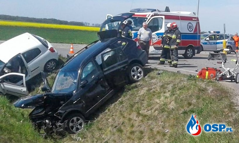 6 osób rannych po wypadku na obwodnicy Grodkowa. Sprawcą 86-letni kierowca. OSP Ochotnicza Straż Pożarna