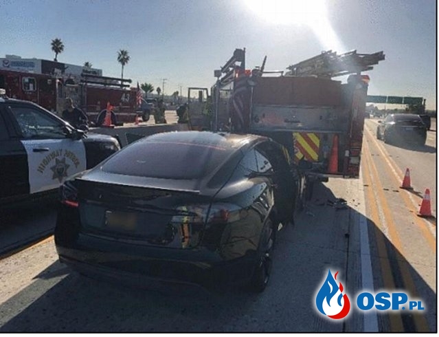 Autonomiczna Tesla wjechała w wóz strażacki. Wiadomo dlaczego. OSP Ochotnicza Straż Pożarna