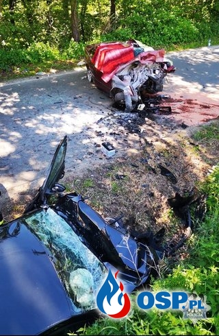Czołowe zderzenie skody i BMW. Jedna osoba zginęła, cztery zostały ranne. OSP Ochotnicza Straż Pożarna