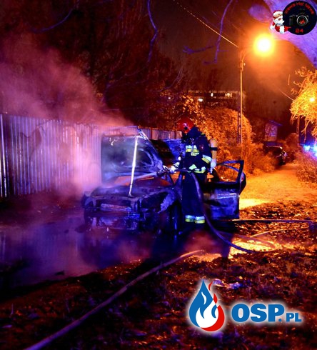 Nocny pożar samochodu w Warszawie. Auto doszczętnie spłonęło. OSP Ochotnicza Straż Pożarna