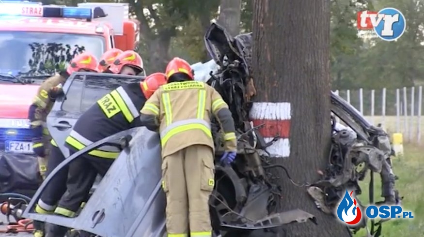 Samochód dosłownie wbił się w drzewo. "Kierowca był poza pojazdem". OSP Ochotnicza Straż Pożarna