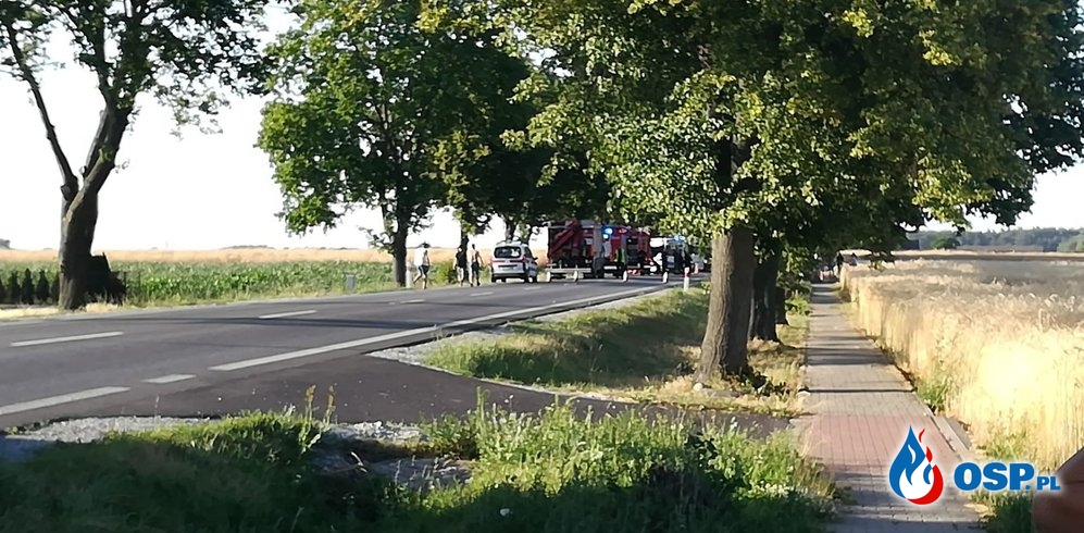 Motocykl stanął w płomieniach po zderzeniu z autem. Motocyklista zginął. OSP Ochotnicza Straż Pożarna