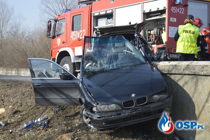 BMW wbiło się w betonowy most. Kierująca zabrana helikopterem do szpitala! OSP Ochotnicza Straż Pożarna