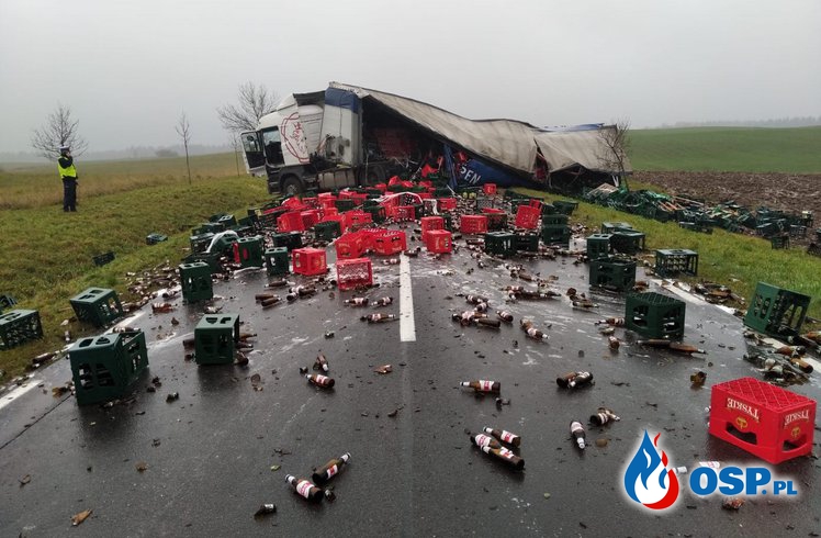 Tysiące litrów piwa na drodze. Ciężarówka przewróciła się w poprzek jezdni. OSP Ochotnicza Straż Pożarna