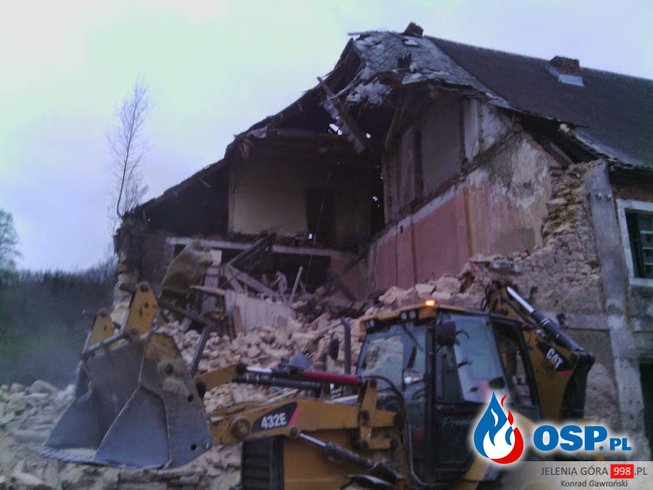 Dziwiszów: Zawalony budynek zablokował jezdnię. OSP Ochotnicza Straż Pożarna