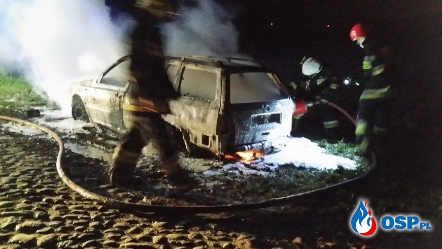 Pożar auta w okolicy miejscowości Sadlenko (gm. Trzebiatów) OSP Ochotnicza Straż Pożarna