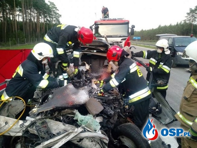 Makabryczny wypadek na A2. BMW wbiło się w cysternę, kierowca auta zginął na miejscu. OSP Ochotnicza Straż Pożarna