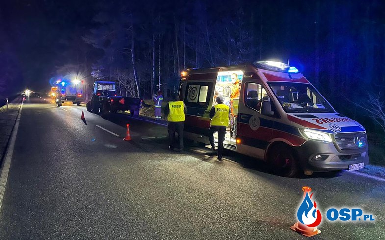 96-latek za kierownicą fiata uno doprowadził do zderzenia z ciągnikiem rolniczym OSP Ochotnicza Straż Pożarna
