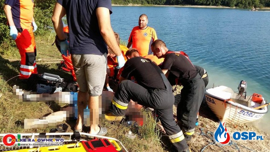 39-latek wjechał samochodem do jeziora. Mężczyzna zmarł w szpitalu. OSP Ochotnicza Straż Pożarna