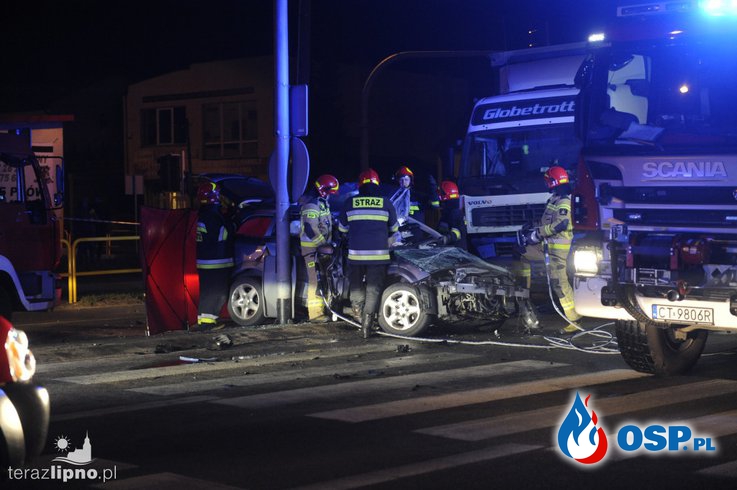 Opel wjechał pod ciężarówkę. Zginęły dwie kobiety. OSP Ochotnicza Straż Pożarna