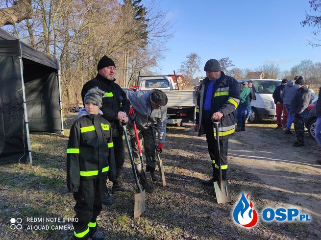 Strażacy sadzą Park im. Kościelskich w Miłosławiu OSP Ochotnicza Straż Pożarna