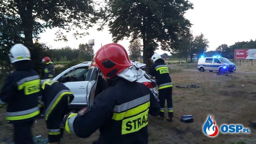 Dachowanie na Jamnicy (DW 871). Kierujący pojazdem został ranny. OSP Ochotnicza Straż Pożarna