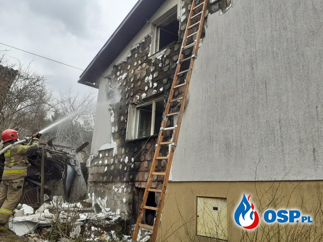 Tragiczny pożar domu w Małopolsce. Z pomocą ruszyli sąsiedzi. OSP Ochotnicza Straż Pożarna