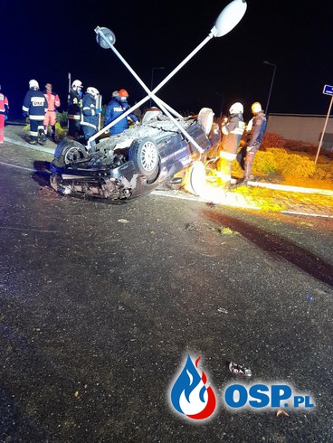 Auto ścięło dwie latarnie i dachowało. Kierowca uciekł z miejsca wypadku. OSP Ochotnicza Straż Pożarna