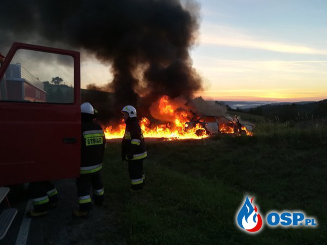  Kierowca uwięziony w płonącym aucie. Zatrzasnęły się zamki! OSP Ochotnicza Straż Pożarna
