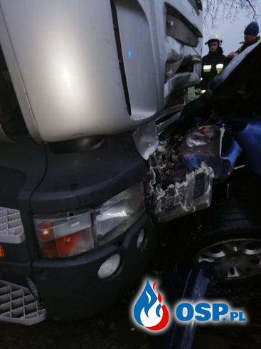 Wypadek podczas wyprzedzania. Volkswagen wbił się w ciężarówkę. OSP Ochotnicza Straż Pożarna