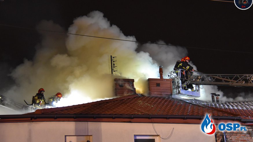 10 zastępów strażaków gasiło pożar domu w Warszawie. Mieszkańcy zdołali uciec przed ogniem. OSP Ochotnicza Straż Pożarna