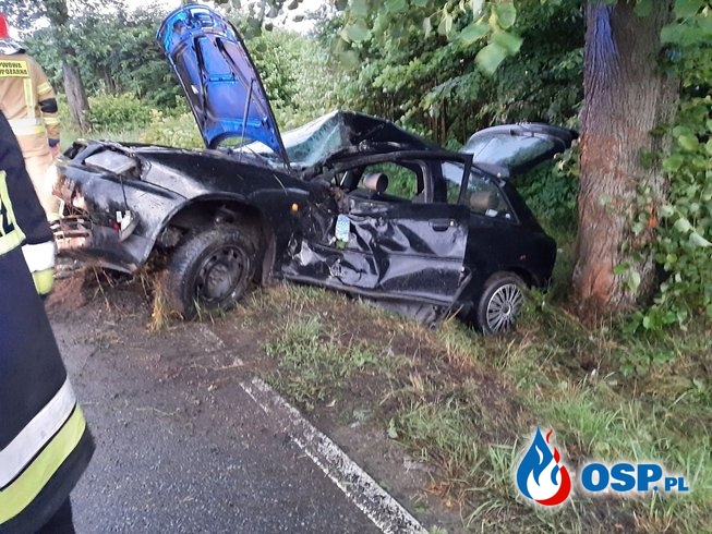 Kierowca audi na zakręcie uderzył w drzewo OSP Ochotnicza Straż Pożarna