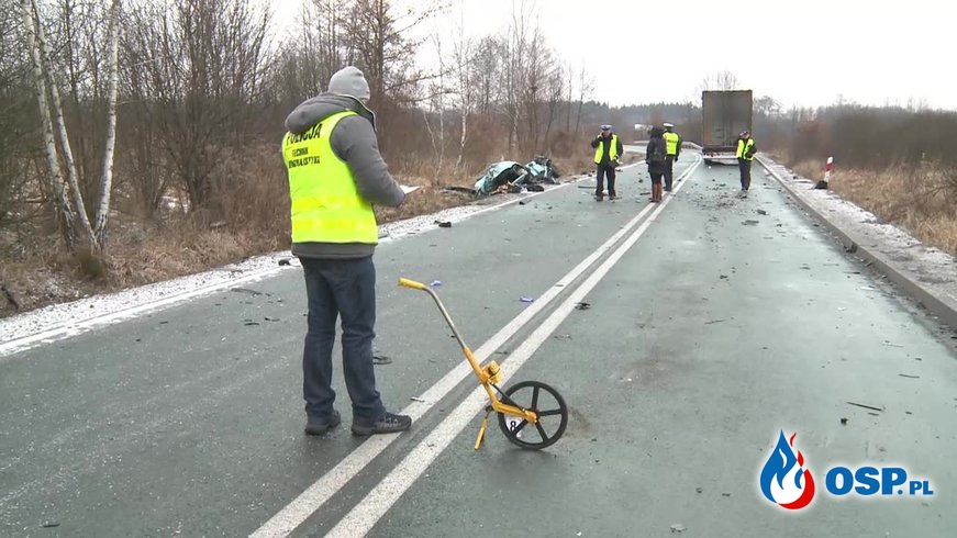 Czołowy wypadek w Małopolsce. Trzy osoby nie żyją. OSP Ochotnicza Straż Pożarna