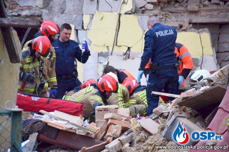 Eksplozja gazu zburzyła dom jednorodzinny w Ożarach. Jedna osoba nie żyje. OSP Ochotnicza Straż Pożarna